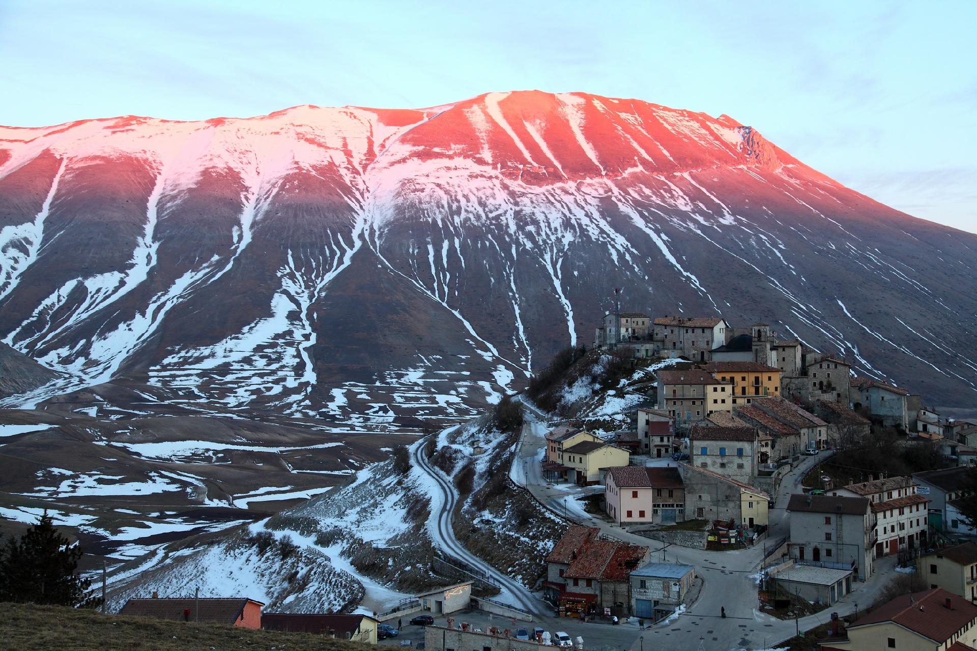 Mount Vettore and Castelluccio at sunset - Alberto Pacini
