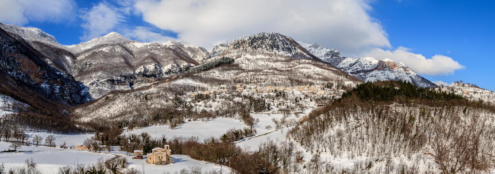 View from Giampereto (Sarnano) of the Abbey of Santa Maria between the torrents of Piobbico and Giampereto, the hamlet of Piobbico, and above, the Sassotetto mountain - Daniele Manzotti