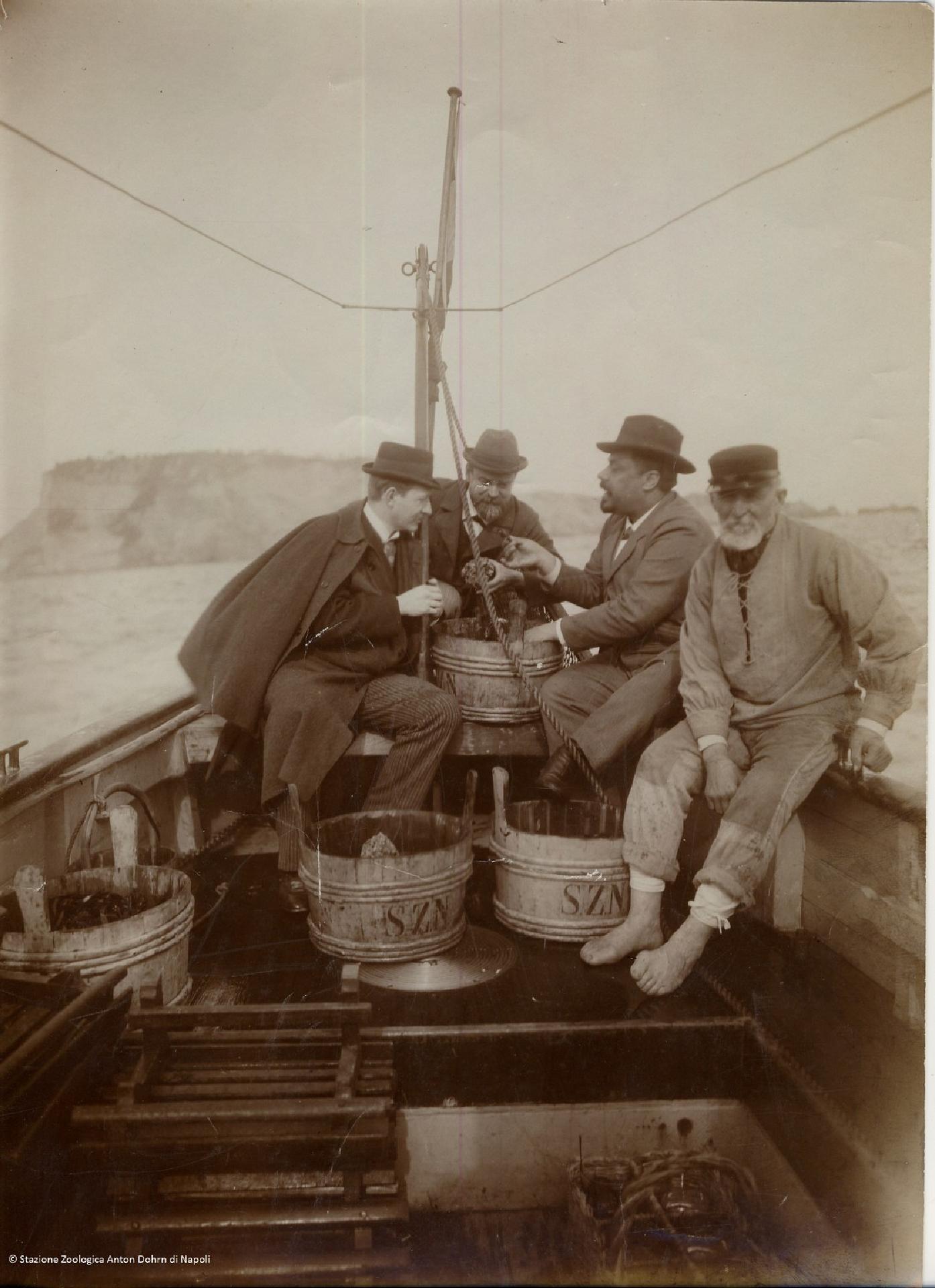 Salvatore Lo Bianco at sea with researchers and fishermen (1900 ca) - Stazione zoologica Anton Dohrn di Napoli