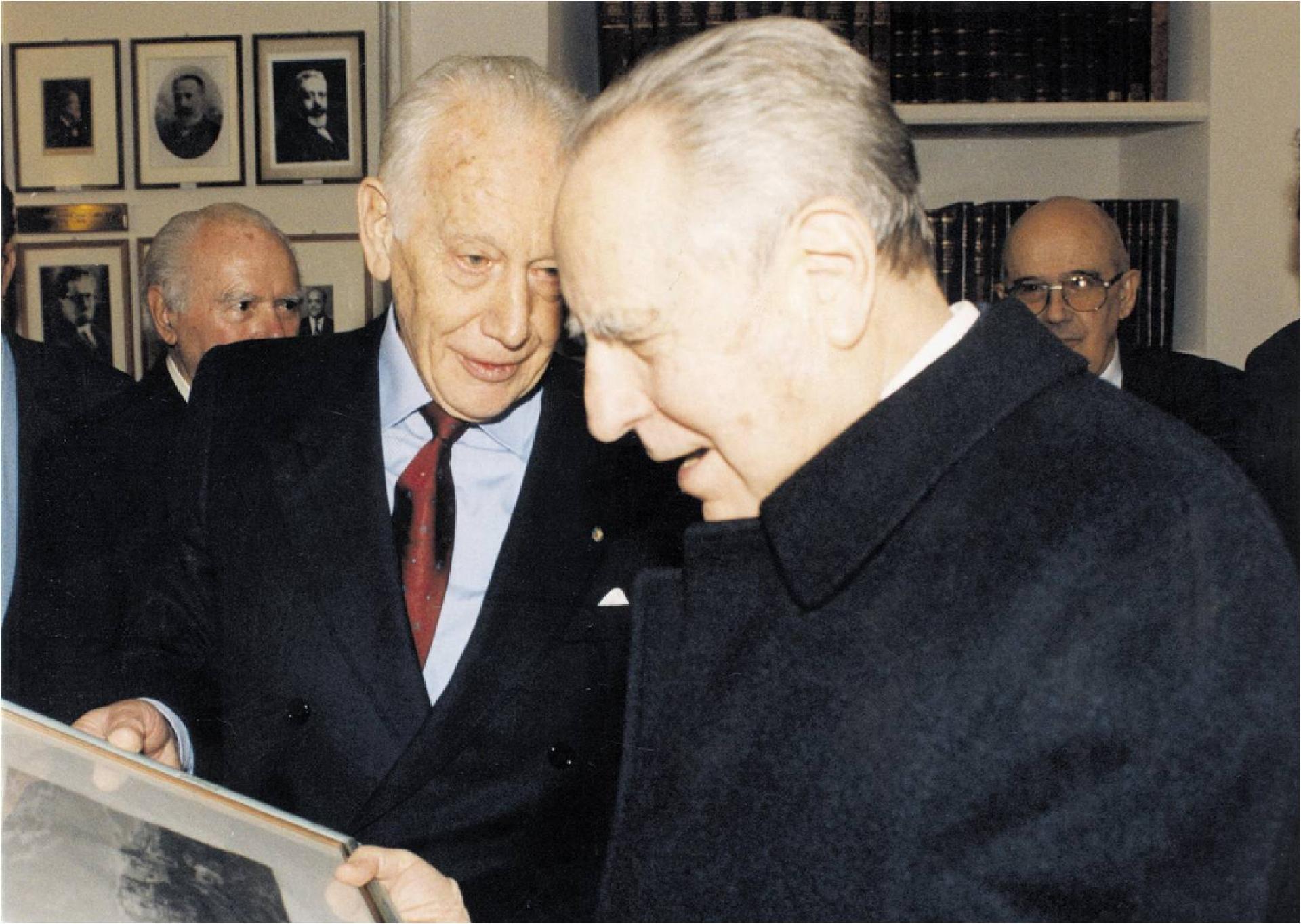 The President of the Academy Gian Tommaso Scarascia Mugnozza (1925-2011) together with the President of the Republic Carlo Azeglio Ciampi on the occasion of the inauguration of the headquarters of the Villino Rosso of Villa Torlonia, 2000 - CC BY-SA Accademia Nazionale delle Scienze, detta dei XL