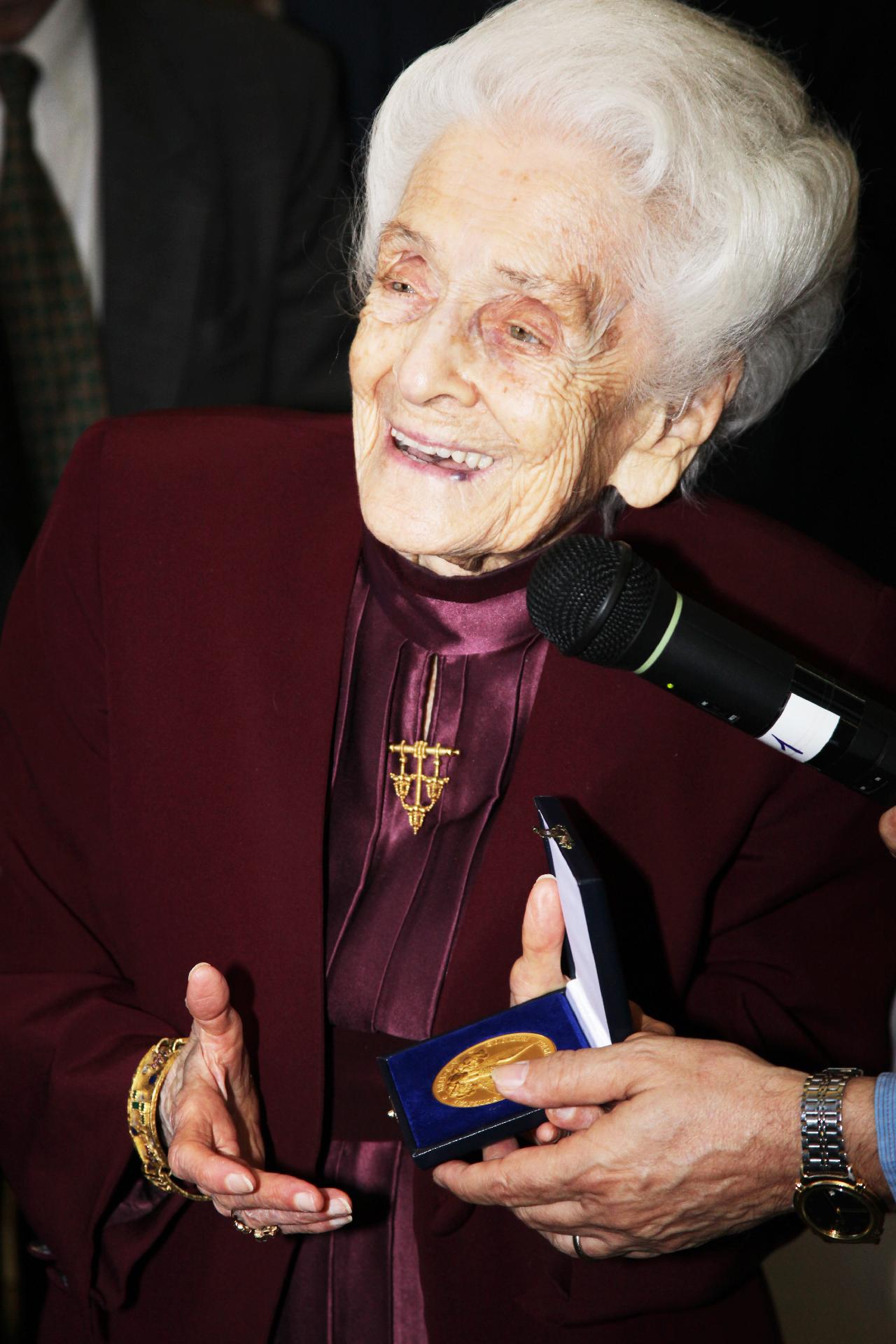 Gold medal of the XL to Rita Levi Montalcini on the 100th anniversary of the Nobel Prize, Senator for life and dean of the Academy, 2009 - CC BY-SA Accademia Nazionale delle Scienze, detta dei XL