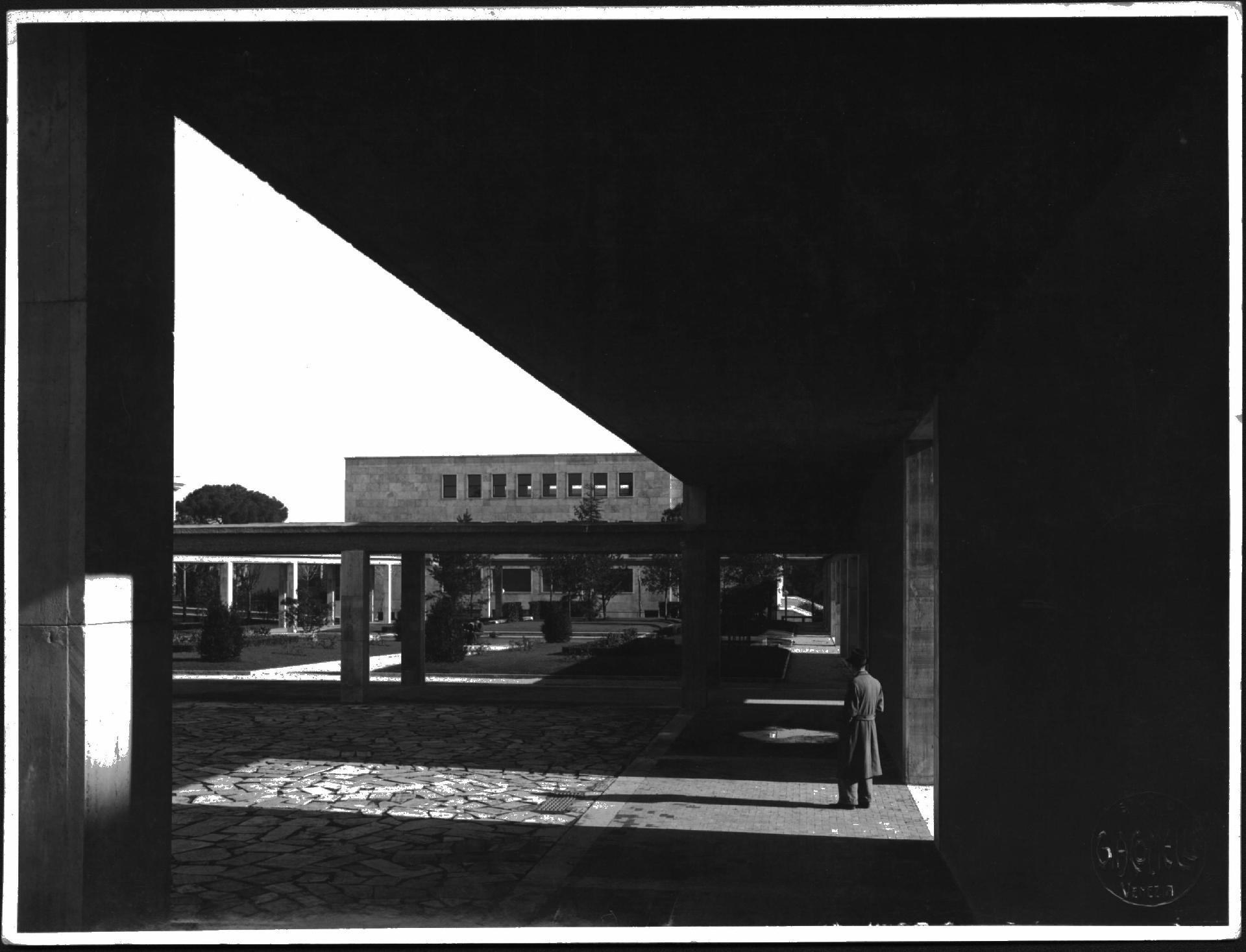 Portico. Architect Gaetano Minnucci. Today the University Chapel stands in the place of the Quadriportico - CC BY-SA Sapienza Università di Roma - Studio Giacomelli Venezia