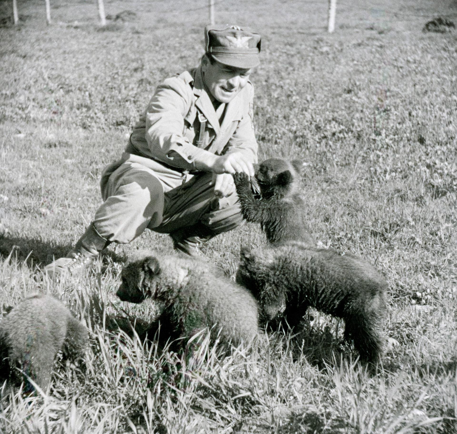 Guardiaparco con orsacchiotti, Pescasseroli (Aq), 1955 - CC BY-SA Archivio fotografico Pnalm