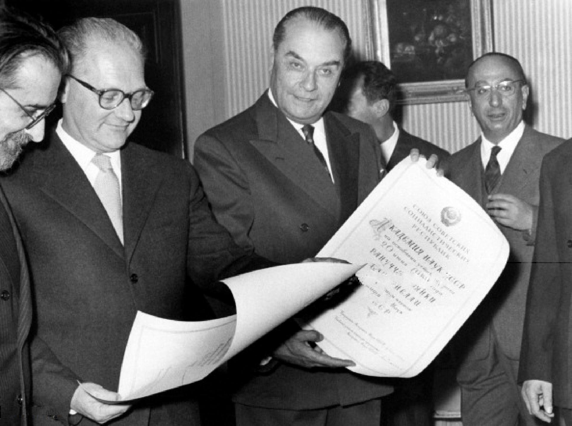 Edoardo Amaldi e l'archeologo e storico dell'arte italiano Ranuccio Bianchi Bandinelli - Public Domain