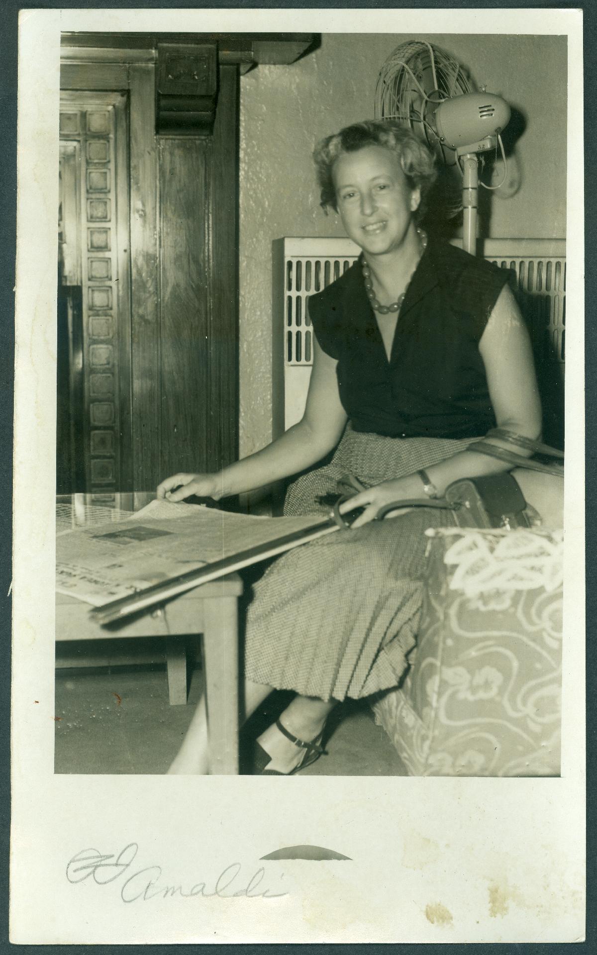 Fotografia di Ginestra sorridente nella sua casa con firma autografa. Anni '30 circa - CC BY-SA Dipartimento di Fisica - Sapienza Università di Roma