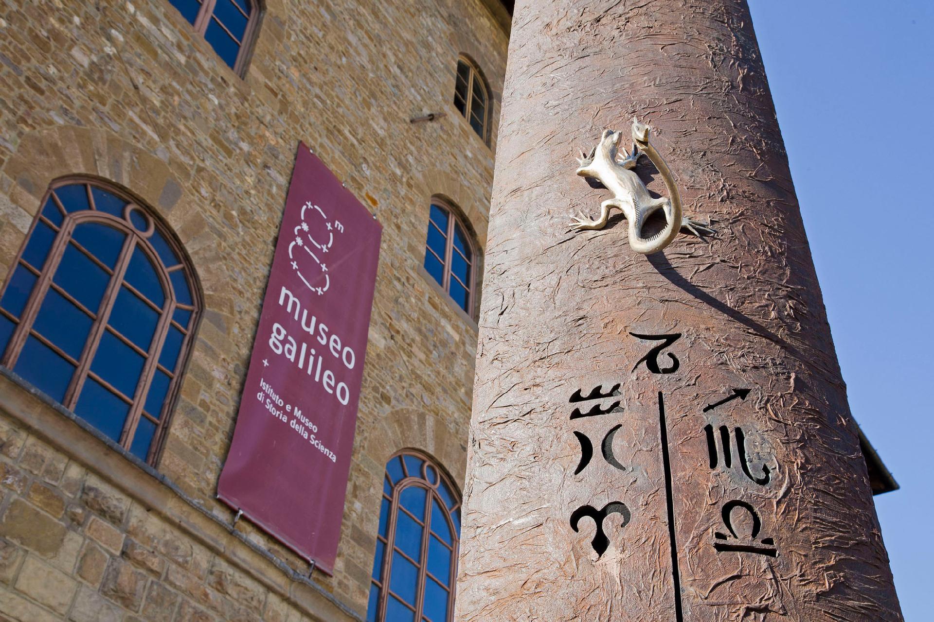 Detail of the monumental sundial which stands in the area outside the Museo Galileo - CC BY-SA Museo Galileo