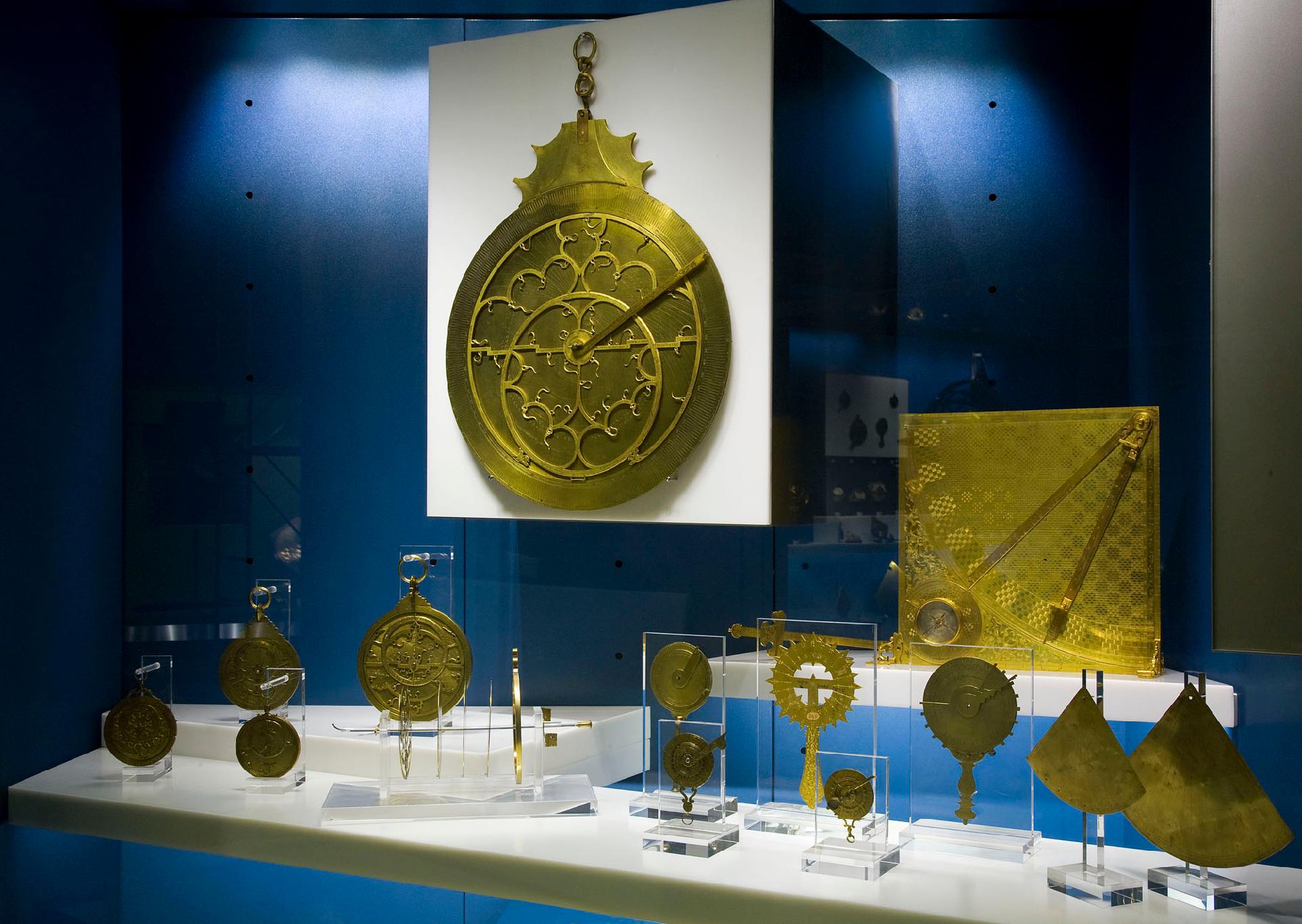 Astrolabes, quadrants and other astronomical and measurement instruments on display in the room devoted to Astronomy and Time - CC BY-SA Museo Galileo
