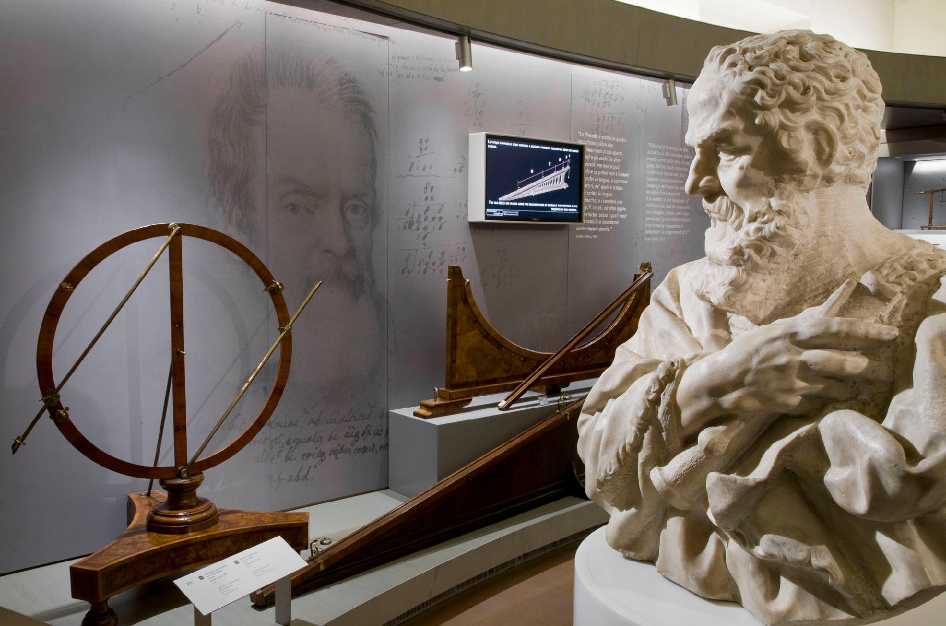 Partial view of the room devoted to Galileo's New World. In the foreground, the scientist's bust. On the left, instruments designed by Galileo for experiments on the nature and laws of motion - CC BY-SA Museo Galileo
