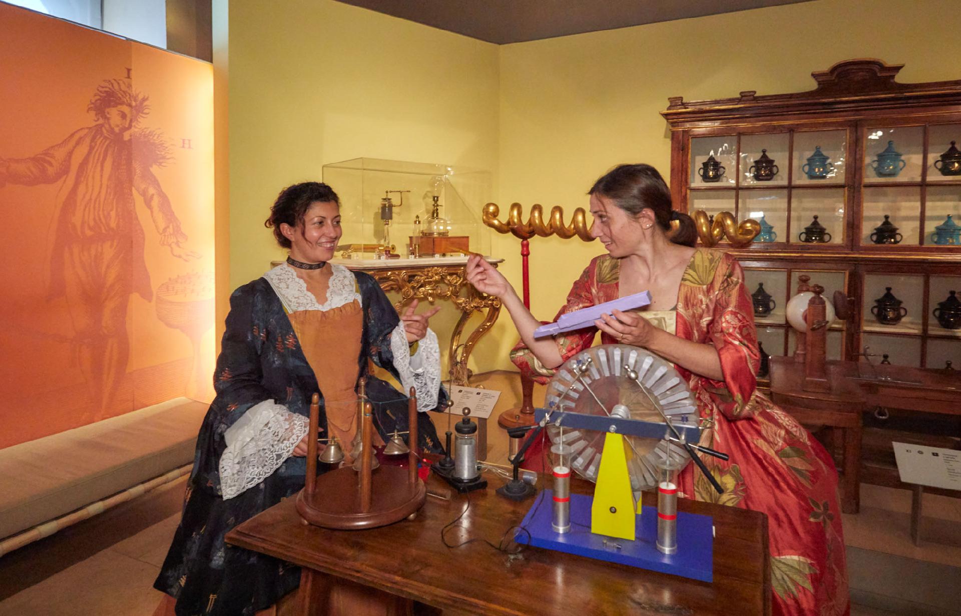 Educational Department staff in period costumes stage a spectacular performance as in the electric soirées hosted in 18th-century salons. - CC BY-SA Museo Galileo