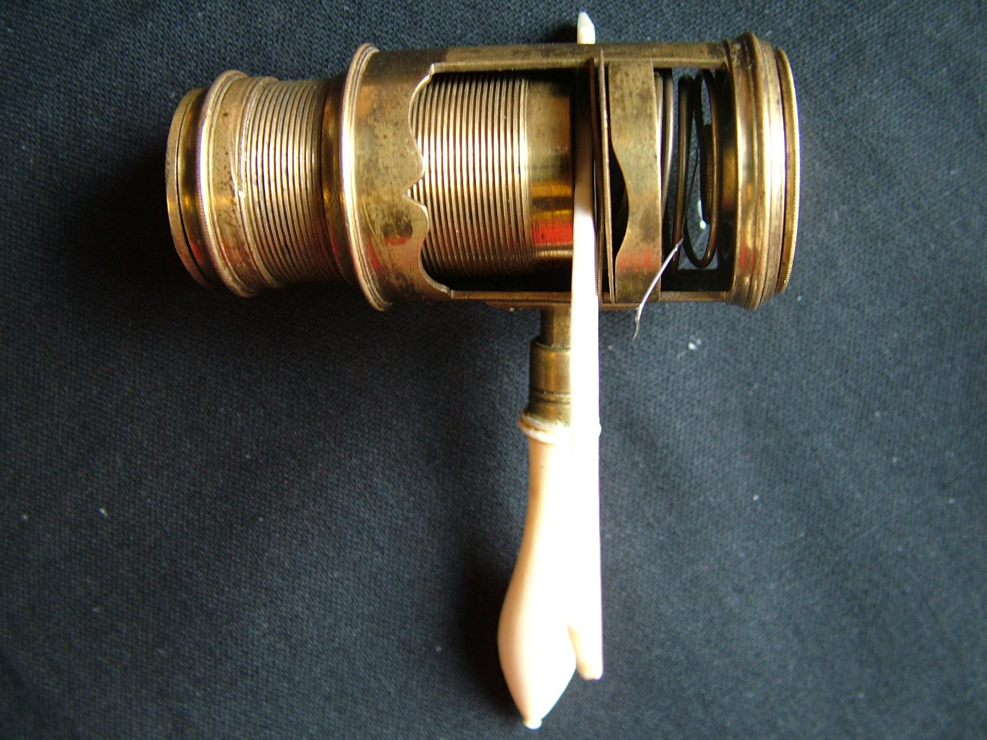 Microscopio Wilson (Musée d'Histoire des Sciences di Ginevra - Per gentile concessione di Stephane Fisher - Foto di Matteo Federici - Elaborazione grafica di Francesco Luzzini) - CC BY-SA Edizione nazionale delle Opere di Antonio Vallisneri