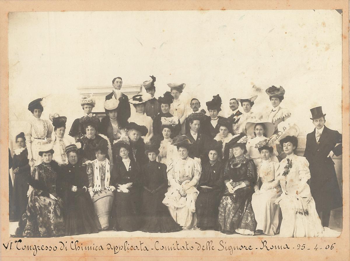 VI Congresso di Chimica Applicata. Comitato delle Signore. 1906 - CC BY-SA Accademia Nazionale delle Scienze, detta dei XL